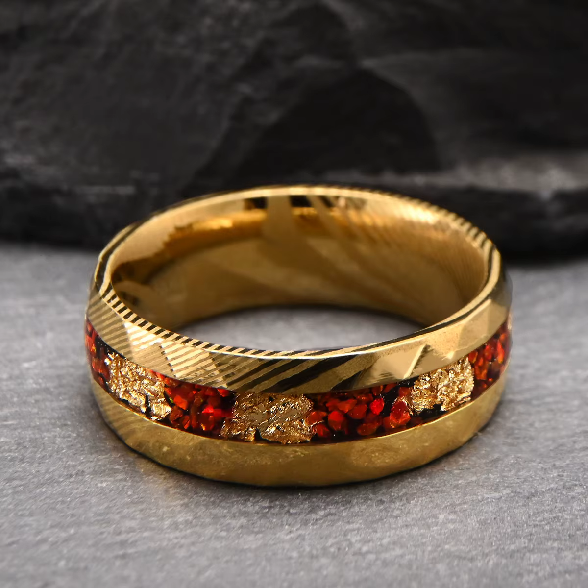 Bague en acier damas plaqué or 18 carats martelé de 8 mm incrustée d'opale rouge et de feuille d'or