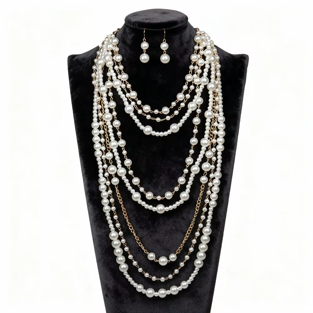 Collier élégant en fausses perles