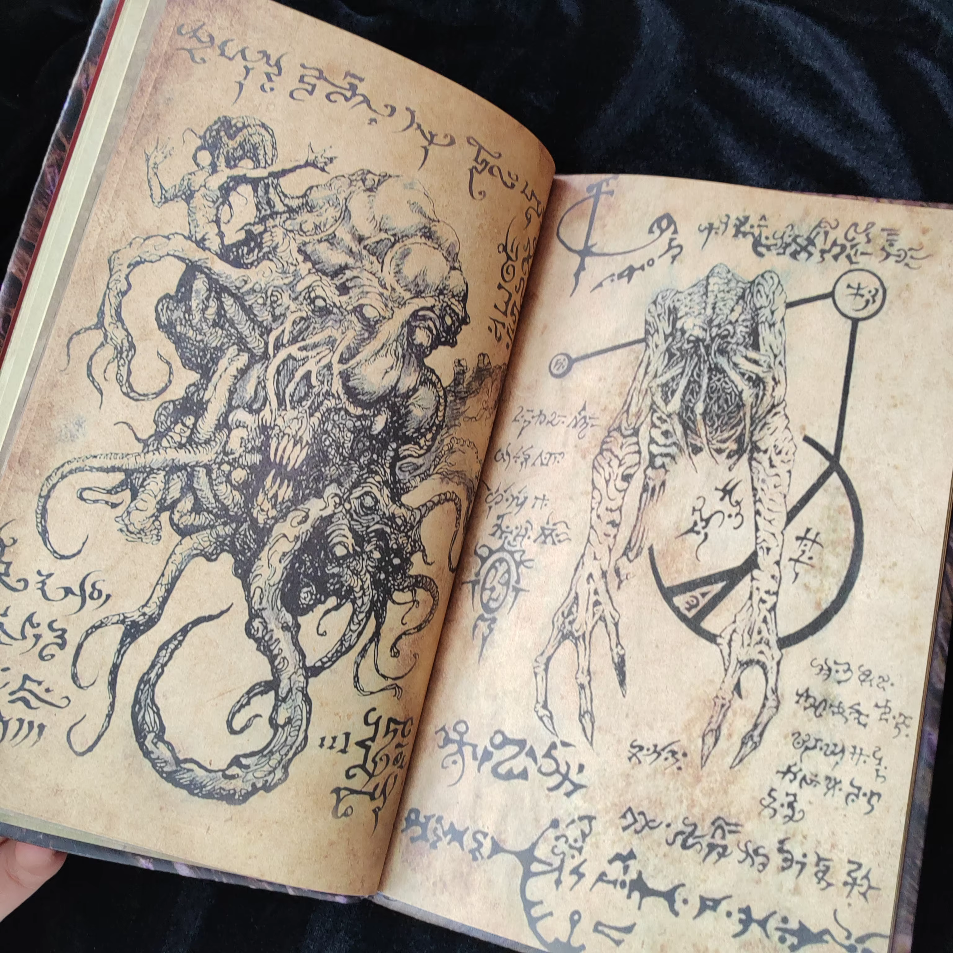 Necronomicon livre de magie sombre magicien démon mal mort invocation