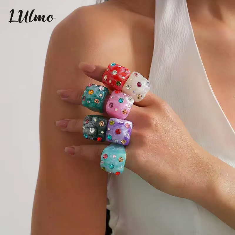 Bague tendance minimaliste en résine colorée avec diamants vintage brillants