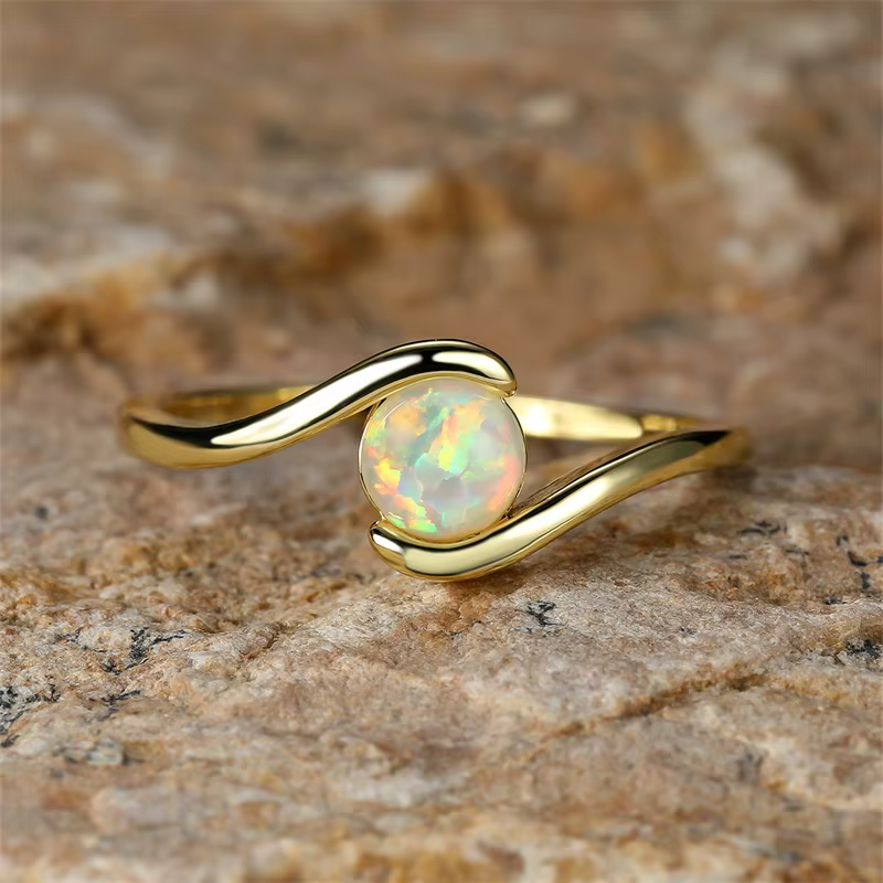 Bague ronde en opale de feu blanche arc-en-ciel