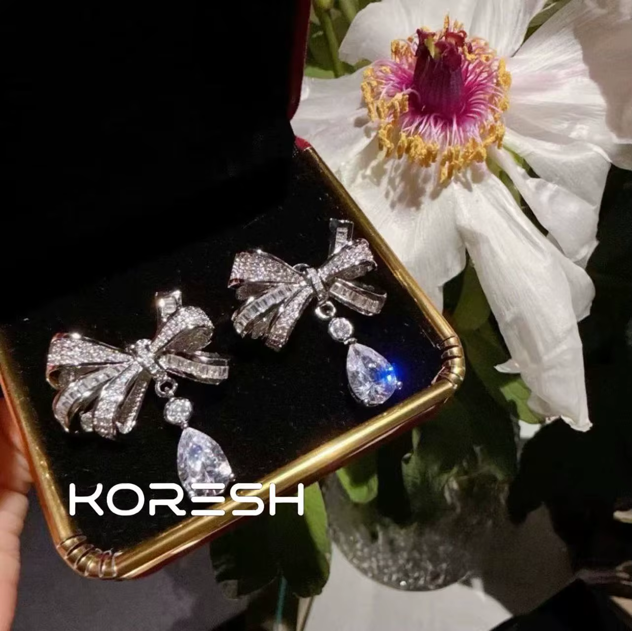 Collier avec nœud plein de diamants pour femmes