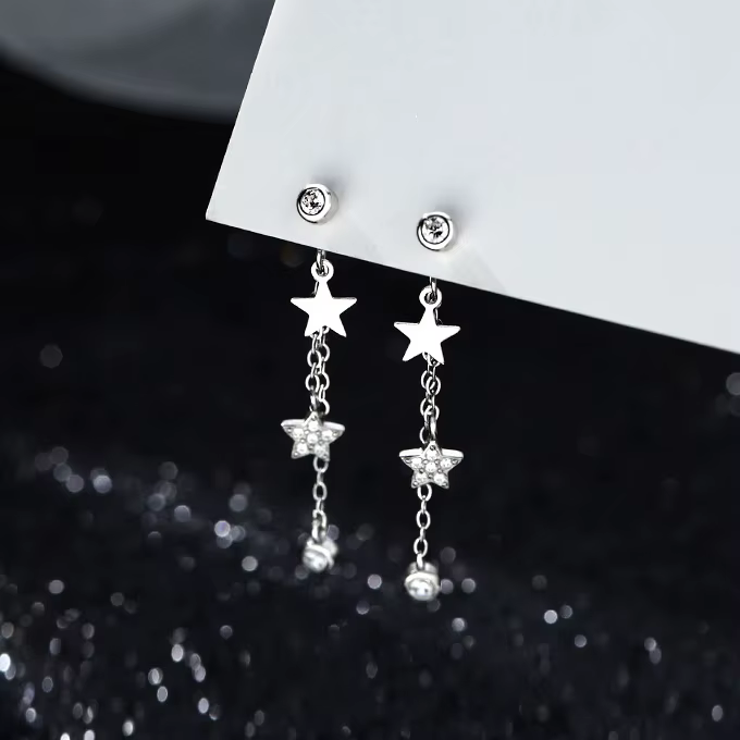 Boucles d'oreilles clous exquises en zircon avec pendentif étoile couleur argent et pompon pour femme