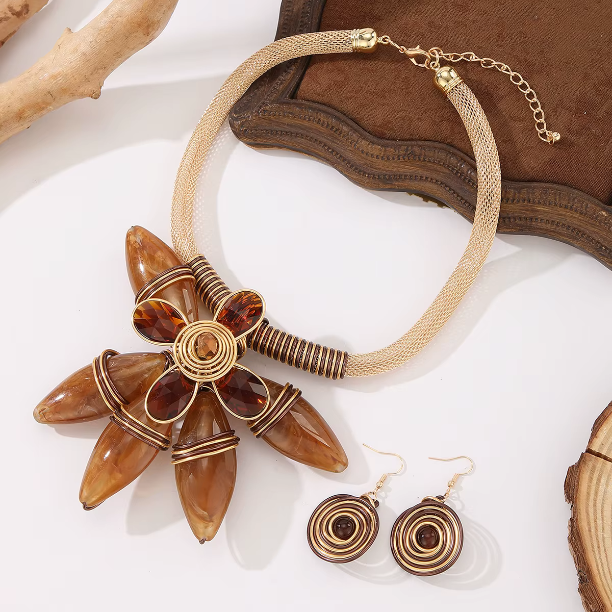 Ensemble de bijoux tendance pour femme : collier et boucles d'oreilles fantaisie en résine