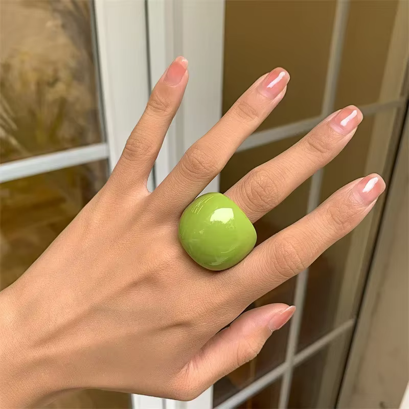 Bague classique en acrylique couleur bonbon
