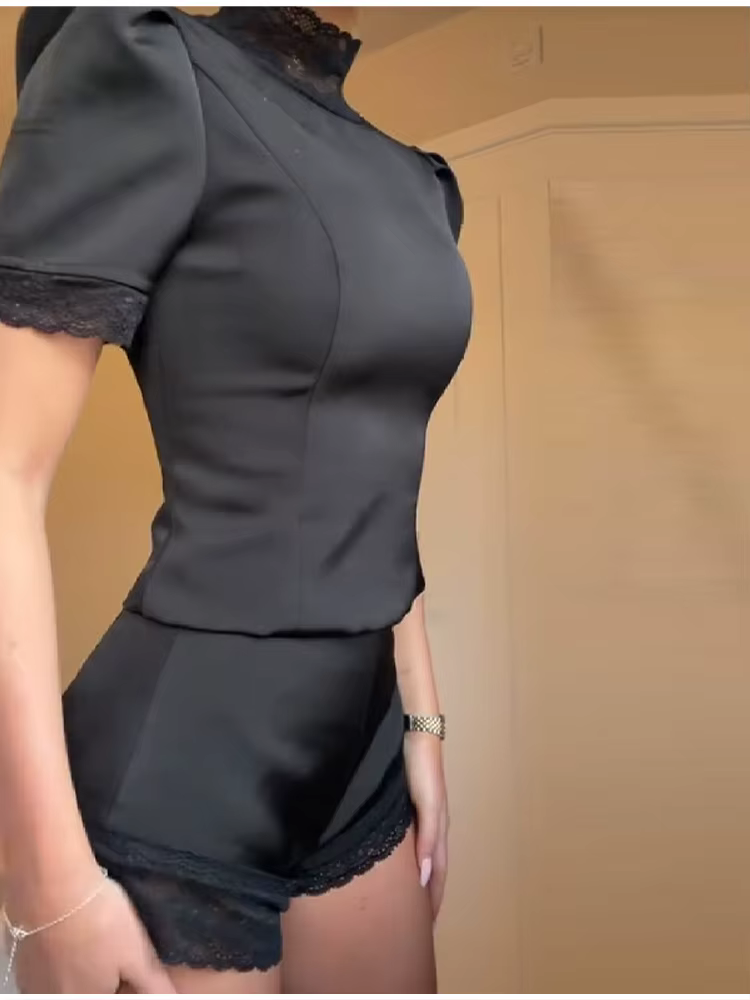 Ensemble haut et short moderne et sophistiqué en satin