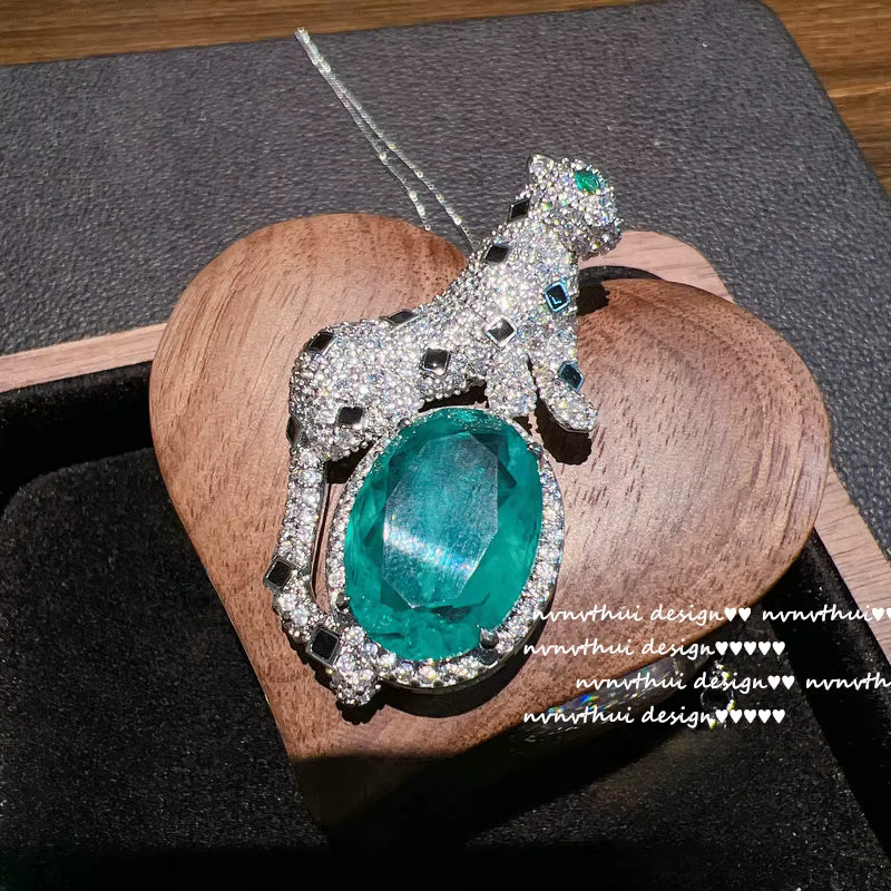 Collier pendentif léopard en pierres précieuses émeraude taillées ovales de luxe avec JOWomen