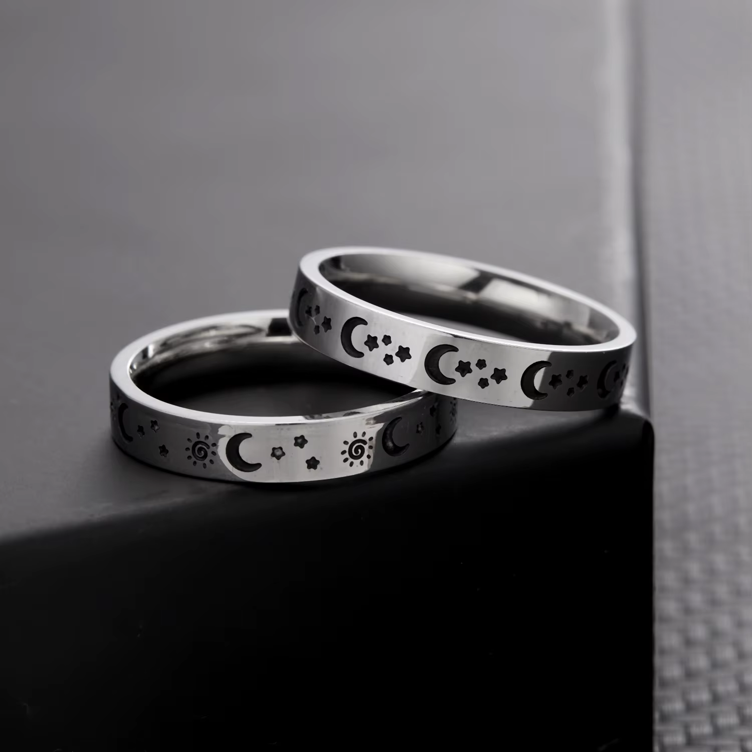 Bague en forme d'étoile et de lune gravée pour hommes et femmes