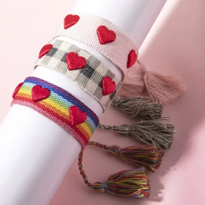 Bracelet tressé d'amour brodé creux pour femmes, bracelet réglable en forme de cœur, pompon fait main, ULà main, cadeaux de bijoux pour filles